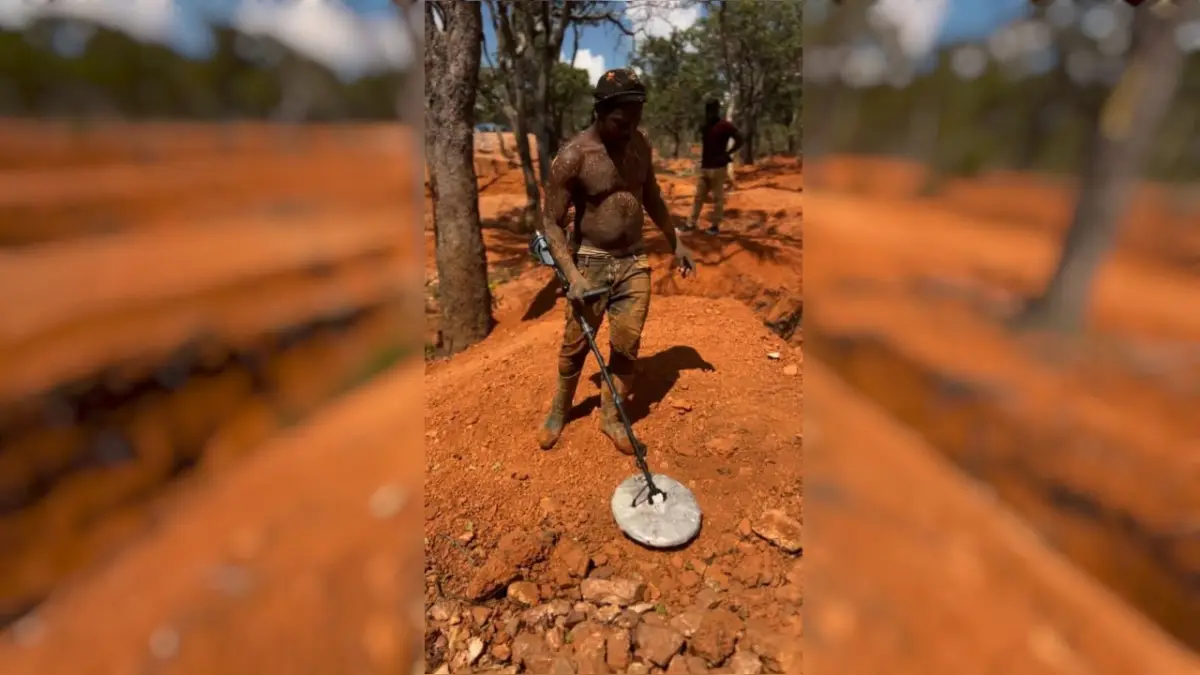 Gold detector shown across the field terrain